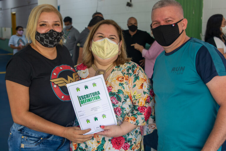 Prefeitura entrega escrituras definitivas a famílias do Jd. Nova República