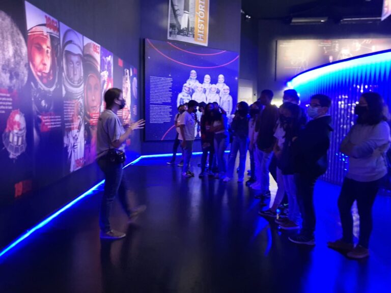 Mais de 400 alunos de escolas municipais visitam exposição Space Adventure, na Capital