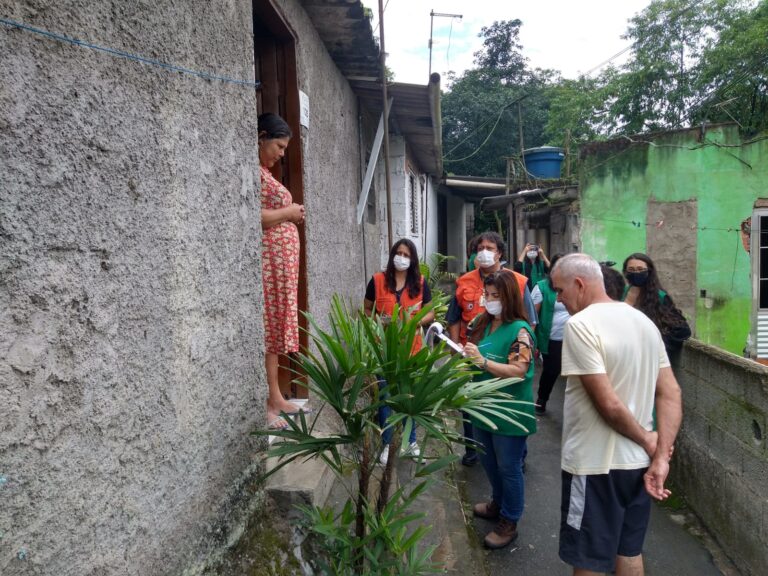 Defesa Civil e Secretaria de Habitação realizam ação no bairro Mantiqueira sobre período de chuvas