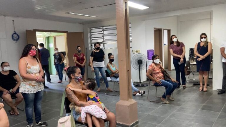 Famílias de Cubatão recebem voucher para compra de gás de cozinha e cartões-alimentação