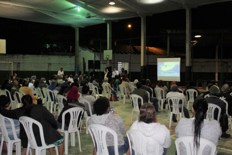 Moradores dos núcleos Nhapium e São Pedro participam de reunião para início da regularização fundiária 