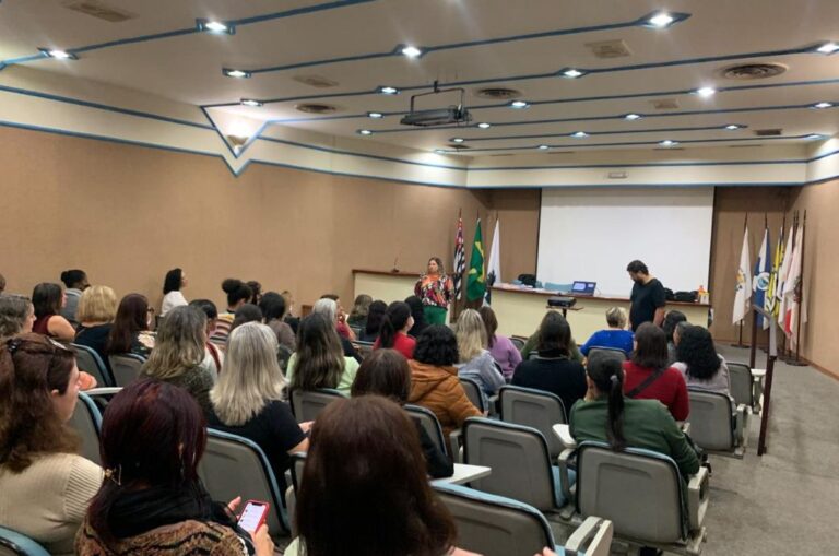 Professores de Cubatão participam de capacitação para identificar alunos com altas habilidades