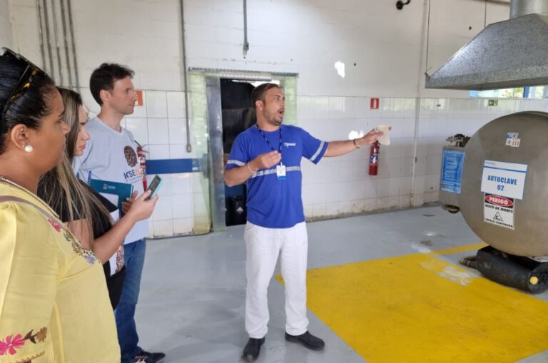Equipe de Educação Ambiental da Prefeitura realiza visita técnica ao aterro sanitário