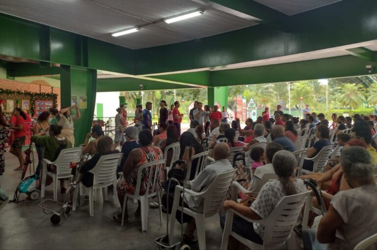 Famílias inscritas no CadÚnico recebem cestas básicas na manhã desta sexta-feira (23)