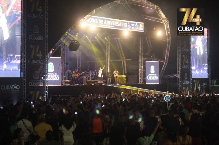 Cantora Fernanda Brum emociona no segundo dia de shows no aniversário de Cubatão