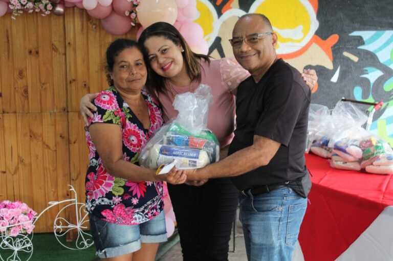 Fundo Social de Cubatão entrega alimentos e brindes para famílias carentes do Município