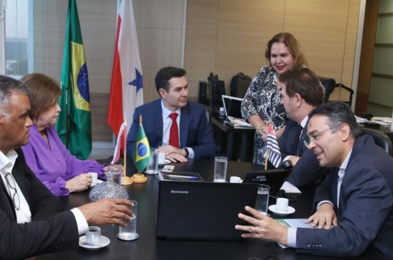 Ministro das Cidades recebe prefeito de Cubatão e secretária de Habitação