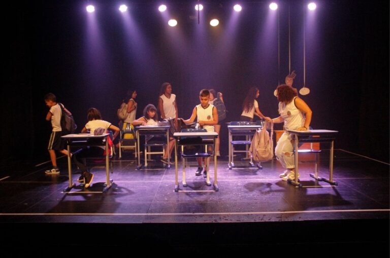 Alunos da rede municipal de ensino têm aulas de teatro em projeto do ‘Kaos’