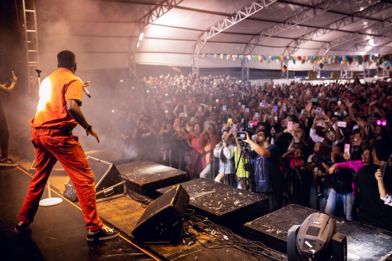 Cantor Mumuzinho abre ‘Festão Cubatão’ e atrai 10 mil pessoas