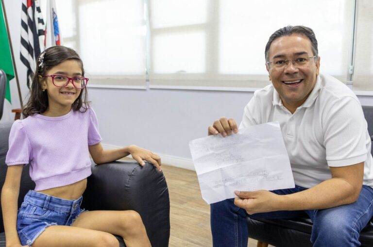 Prefeito recebe carta de estudante de 8 anos pedindo brinquedos na Praça Independência