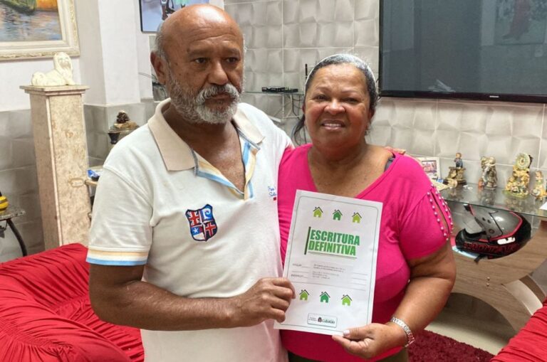 Cubatão inicia entrega, de porta em porta, de escrituras definitivas na Vila Natal
