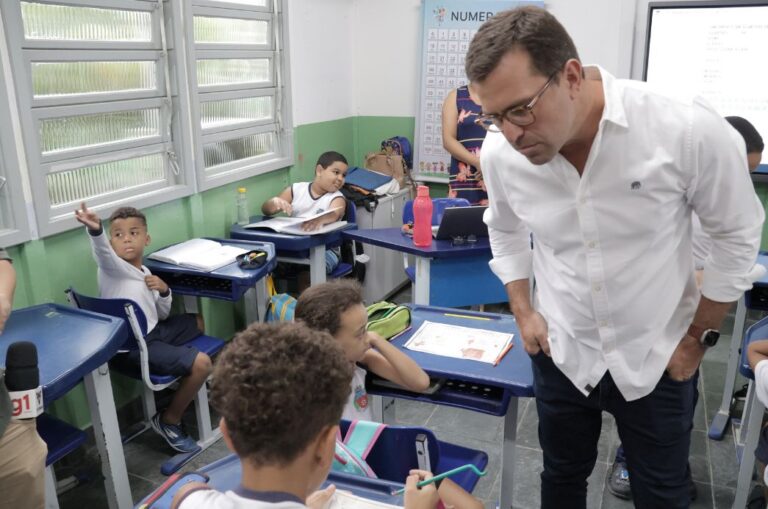 Cubatão recebe jornalista Rodrigo Bocardi na Vila Esperança
