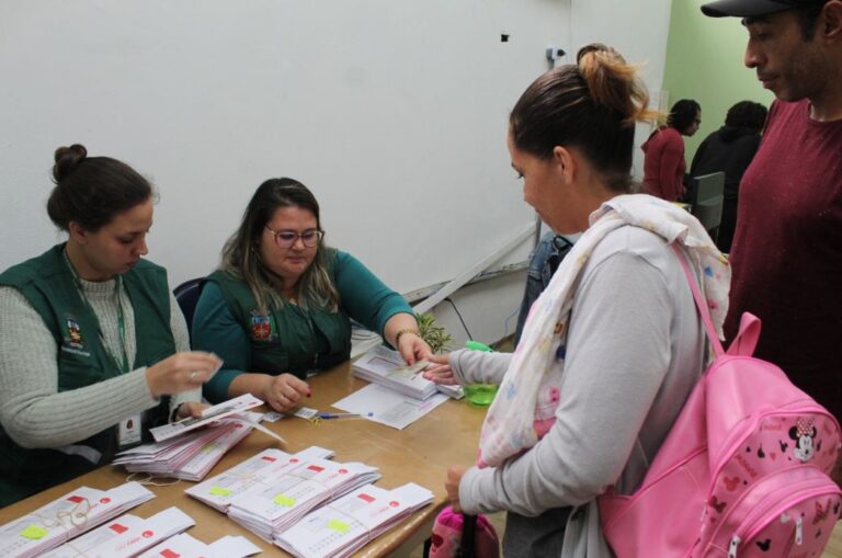 Famílias em Cubatão recebem cartões alimentação e maternidade nesta segunda (2)