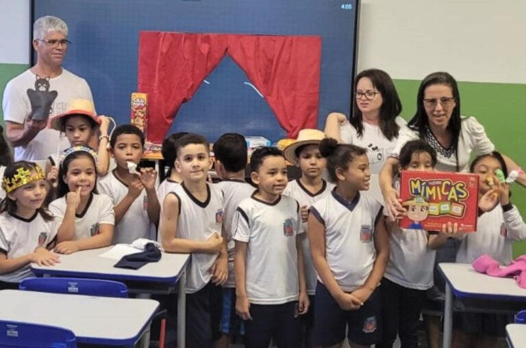 Escolas municipais de Cubatão recebem projetores e acervos de livros e filmes do projeto Cine Baú