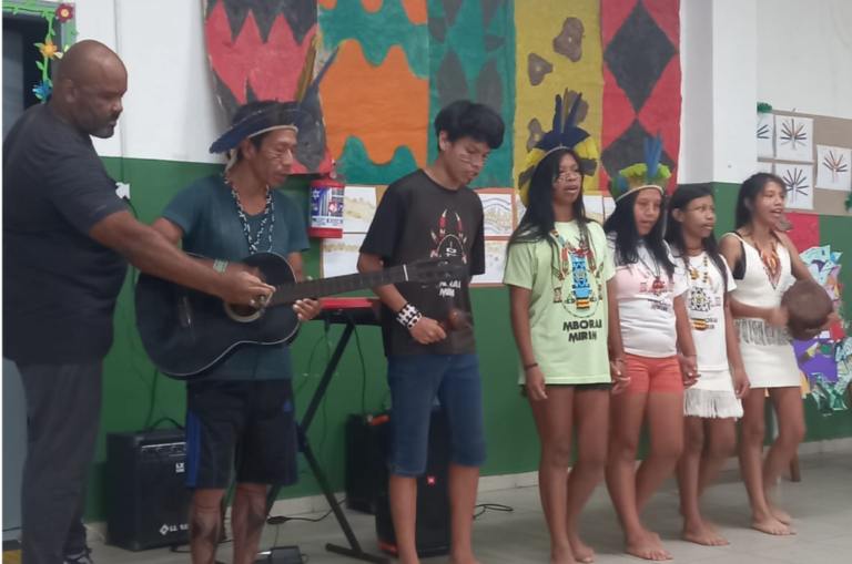 Em ação pedagógica, UME Estado do Amazonas recebe aldeia indígena Arapyaú