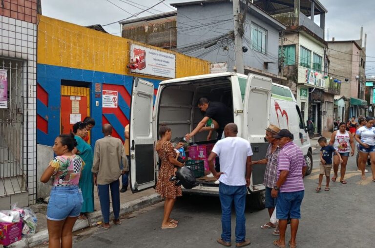 Fundo Social de Solidariedade leva doações a vítimas do incêndio da Vila dos Pescadores