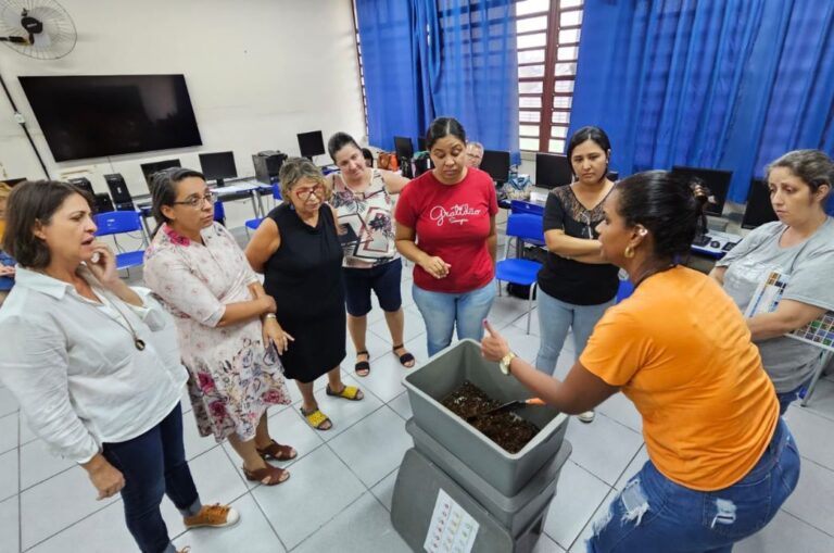 Meio ambiente: Professores da UME Maria do Rosário recebem capacitação sobre compostagem
