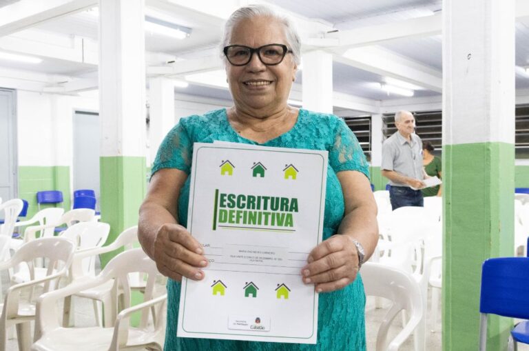 Prefeitura entrega 105 escrituras definitivas a moradores da Vila Natal
