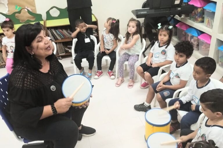 Alunos de musicalização da UME Maria Rosa , na Vila Natal, encantam em apresentação nesta quarta (26)