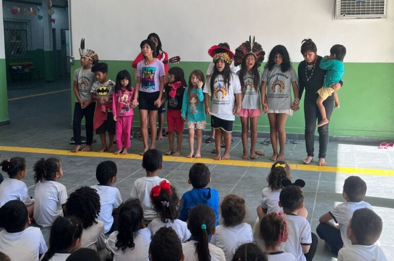 Alunos da UME Almerinda Monteiro de Carvalho recebem visita de indígenas da Aldeia Paranapuã, de São Vicente