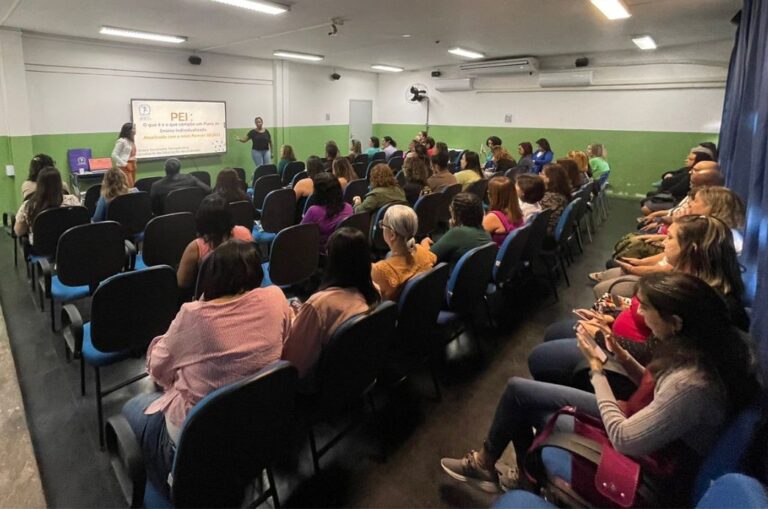 Seduc realiza palestras para professores e coordenadores com foco na prática de leitura para alunos