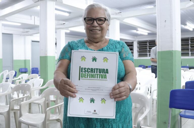 Cubatão entrega nesta quinta (6) escrituras definitivas a moradores de pelo menos 5 bairros