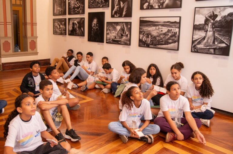 Alunos da rede municipal de ensino de Cubatão visitam a Pinacoteca e se encantam com a Exposição de Araquém Alcântara