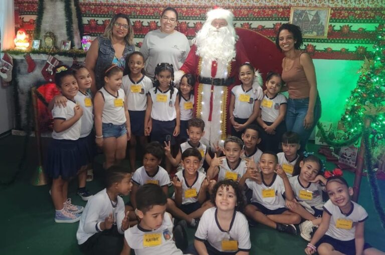 Alunos da rede municipal têm tarde com Papai Noel no Parque Anilinas, com atividades em espaço temático