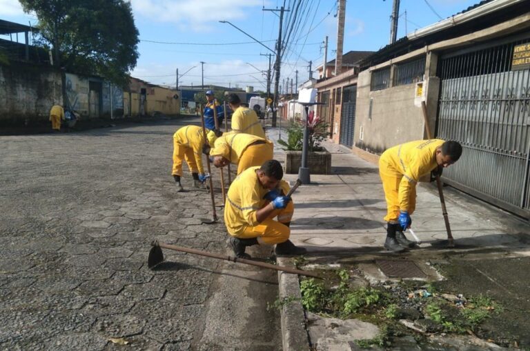 Secretaria de Manutenção realiza serviços de zeladoria em bairros da cidade