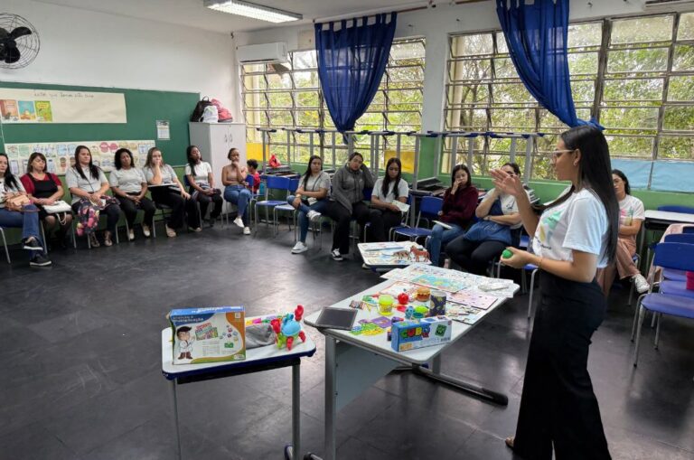 Profissionais de Apoio à Inclusão Escolar participam de capacitação sobre o espectro autista
