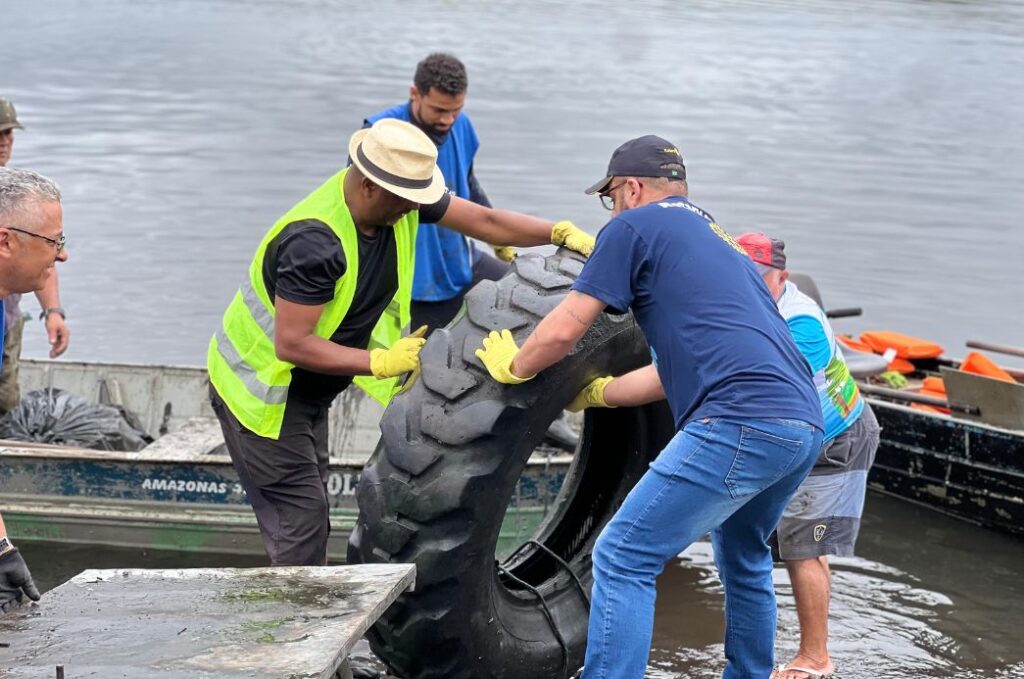 Mutirão de limpeza recolhe mais de uma tonelada de resíduos em manguezal próximo ao Rio Paranhos, no Jardim Nova República