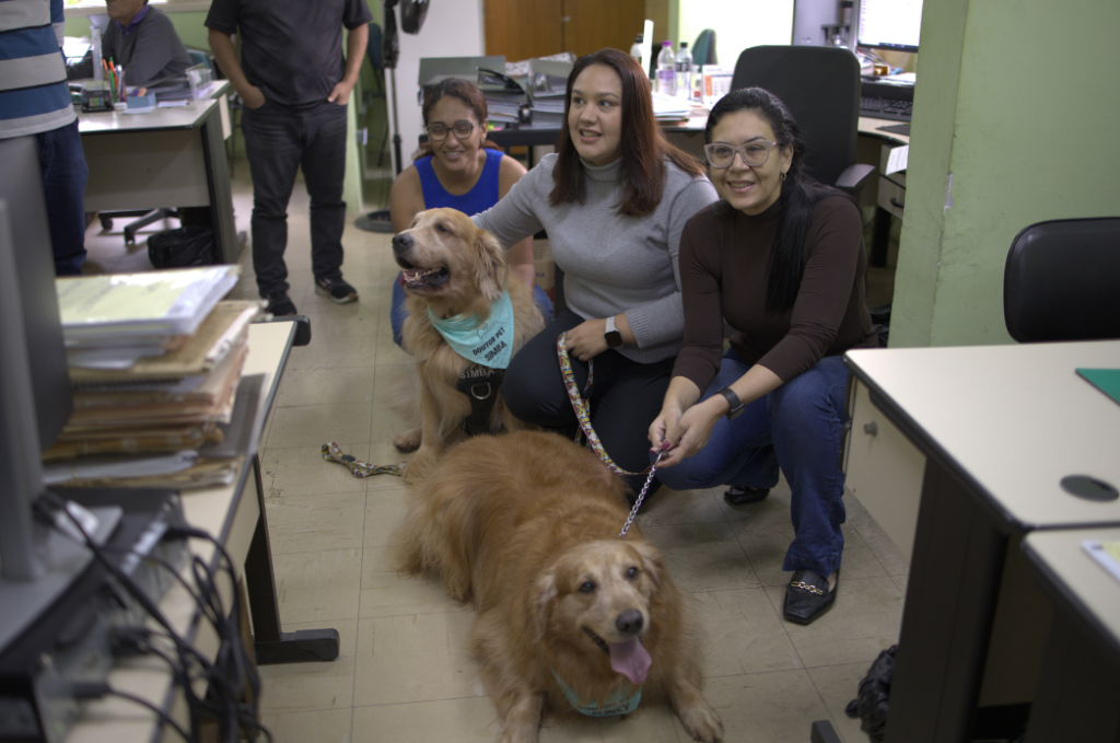 Cães terapeutas do ‘Projeto Doutor Pet’ visitam a Prefeitura de Cubatão