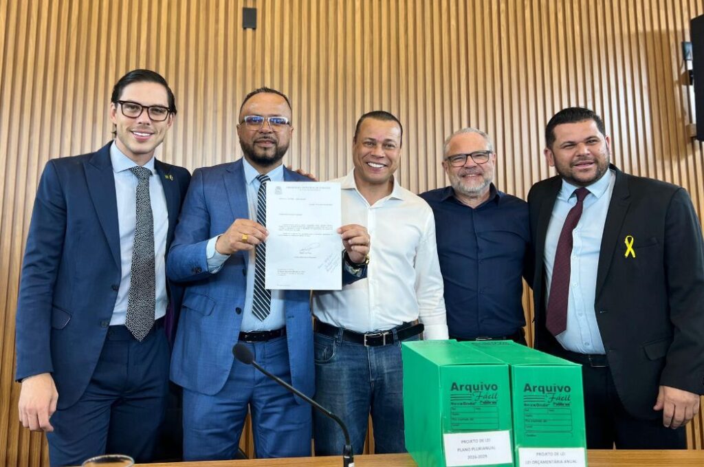 Prefeitura de Cubatão entrega projetos de lei do Orçamento de 2026 e Plano Plurianual 2026-2029