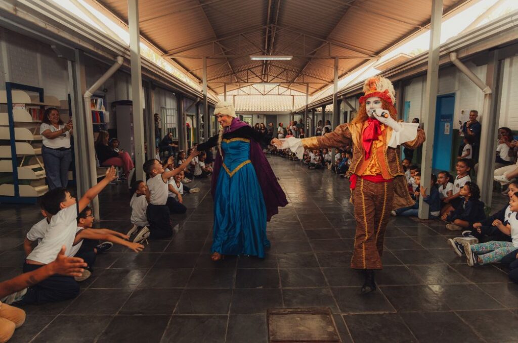 Crianças da Escola Municipal Elza, na Vila Esperança, recebem visita das ‘princesas’