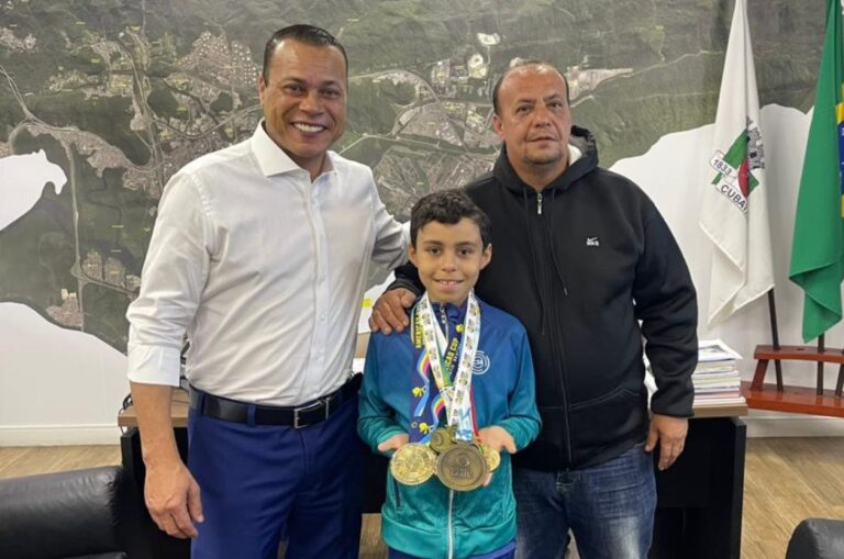 Prefeitura de Cubatão recebe visita de jovem campeão mundial de patinação artística da cidade