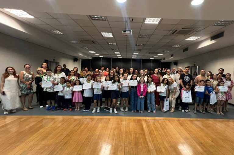 Concurso ‘Sorriso Feliz’ premia alunos da rede municipal de ensino