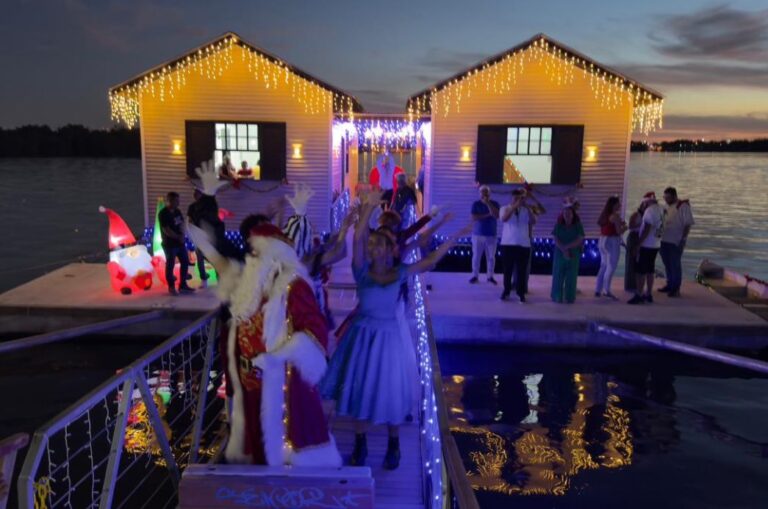 Natal nas Casas Flutuantes encanta Cubatão com chegada de Papai Noel pelo Rio Casqueiro