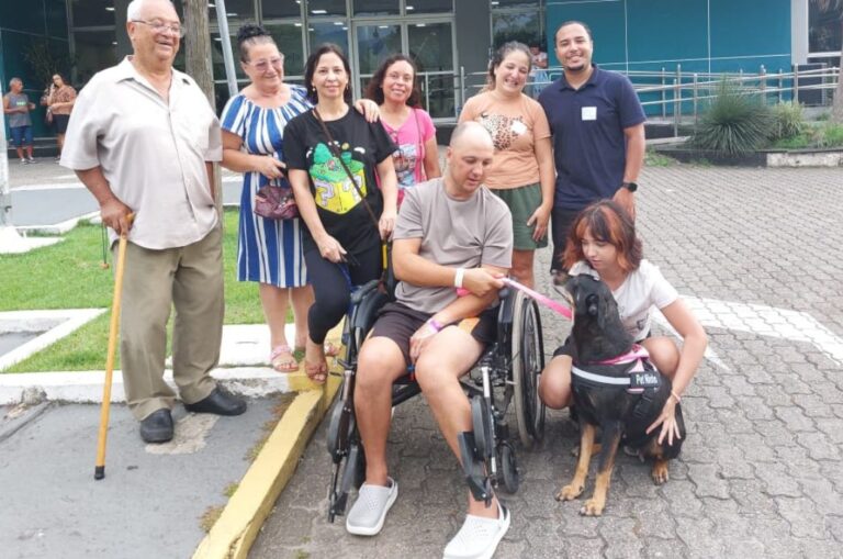 Paciente de longa internação recebe visita de sua companheira pet no Hospital Municipal de Cubatão