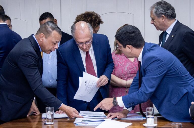 Alckmin anuncia R$ 2 bilhões para a indústria química: medida beneficia Polo de Cubatão