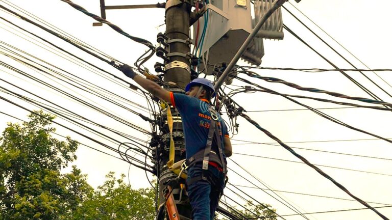 Prefeitura de Cubatão iniciou nesta quinta (12) mutirão para retirada de fios irregulares e reforça fiscalização sobre empresas de telecomunicações