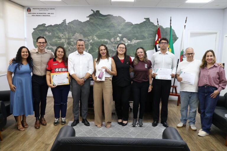 Secit entrega tablet a munícipe que respondeu pesquisa sobre cursos tecnológicos