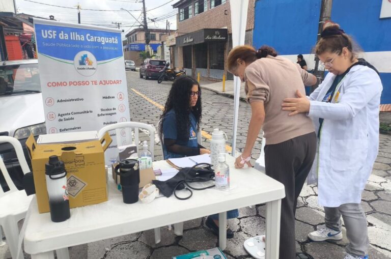 Moradores da Ilha Caraguatá recebem orientações de Saúde na feira-livre