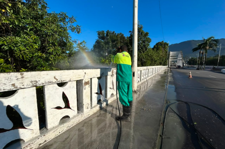 Equipe de Zeladoria e Manutenção Urbana realiza serviços em vários bairros de Cubatão