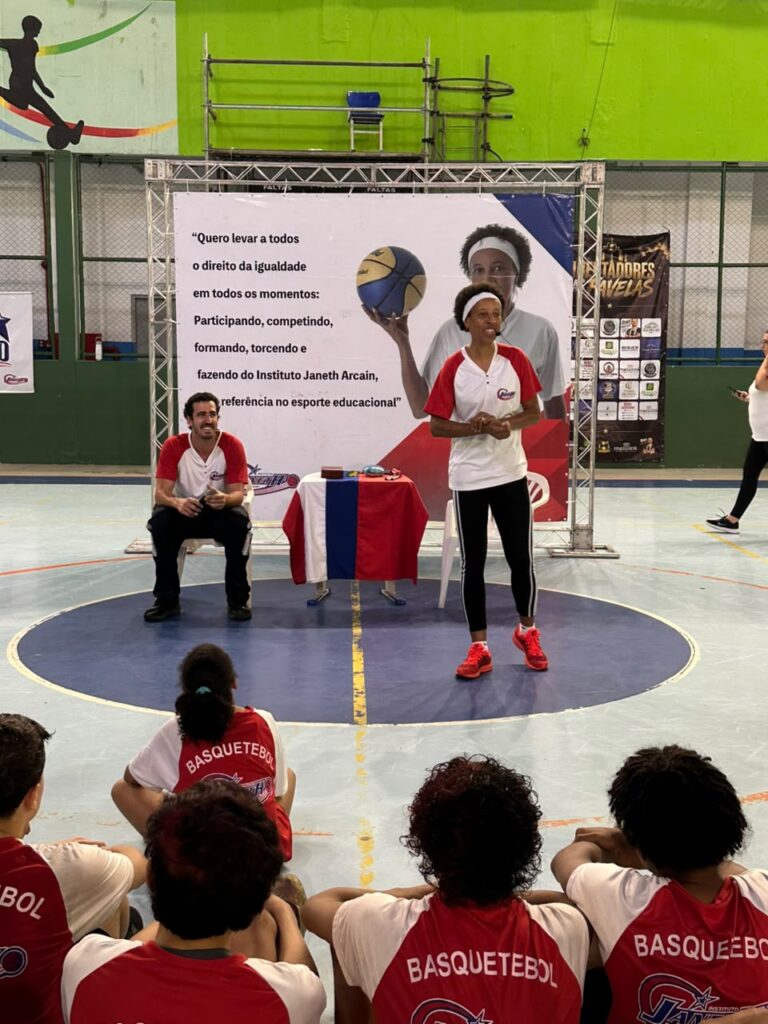 Ex-jogadora da Seleção Brasileira de basquete, Janeth Arcain visita atletas em Cubatão